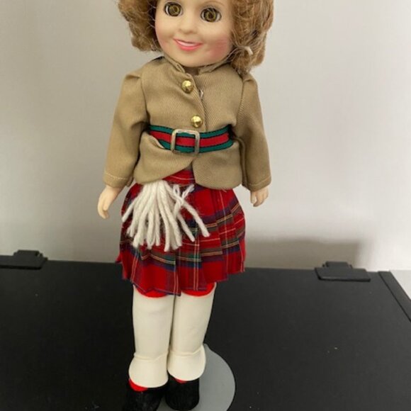 VINTAGE 1983 SHIRLEY TEMPLE Vinyl Doll - WEE WILLIE WINKIE - with stand - Picture 3 of 5